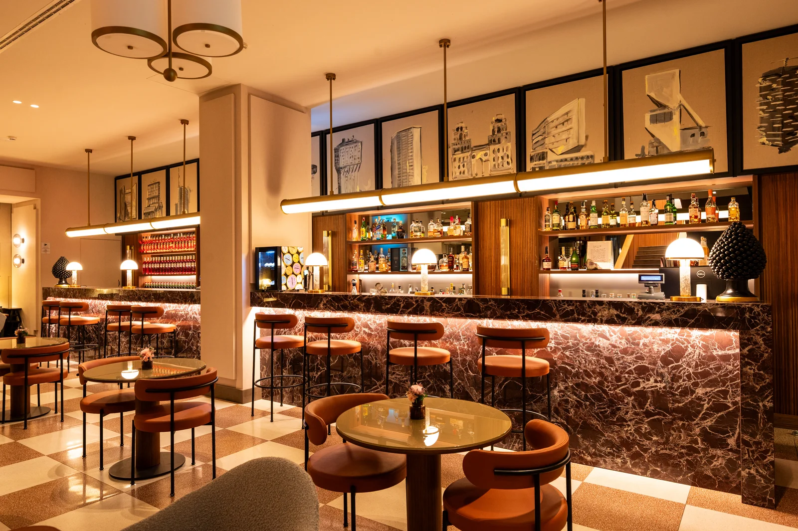 Il banco in marmo del bistrot City Milano