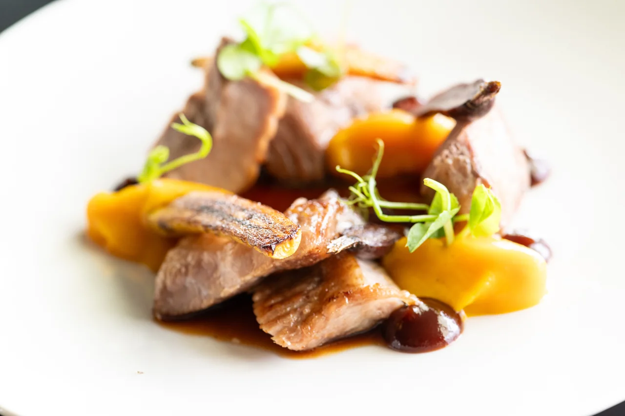 Dettaglio di un piatto con salsa e tartufo